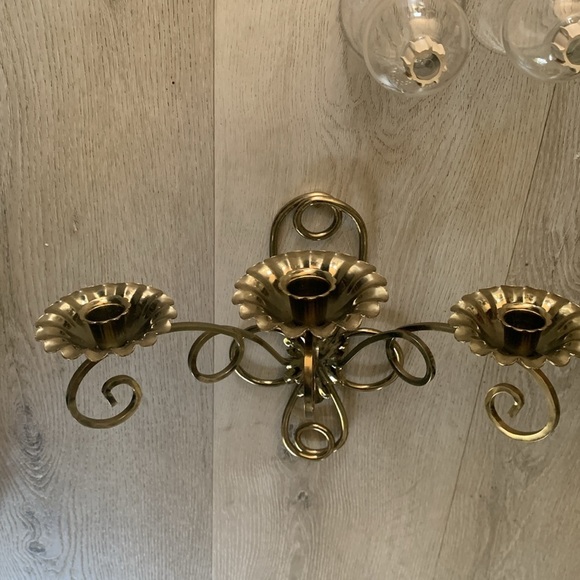 Set Of 2 Vintage Brass Flower Wall Mount Candelabra Three Arm Mount 
Ornate gold - Picture 15 of 16